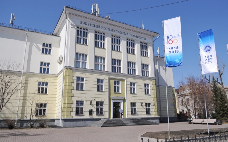 zdanie_ISU_flagi_100_aprel.JPG