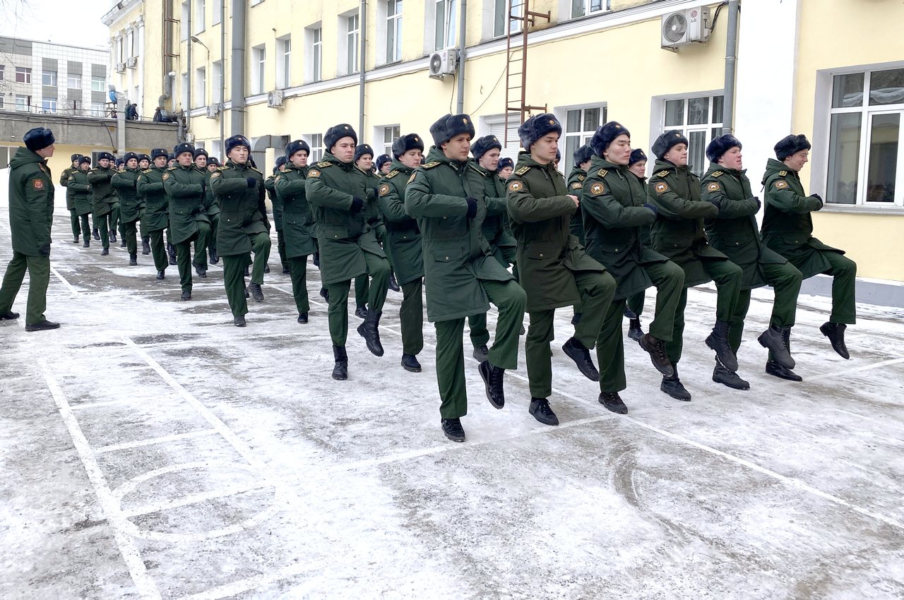 Строевые военнослужащие. Военная Кафедра ИГУ Иркутск. Строевая подготовка. Строевой шаг. Строевая подготовка в армии.