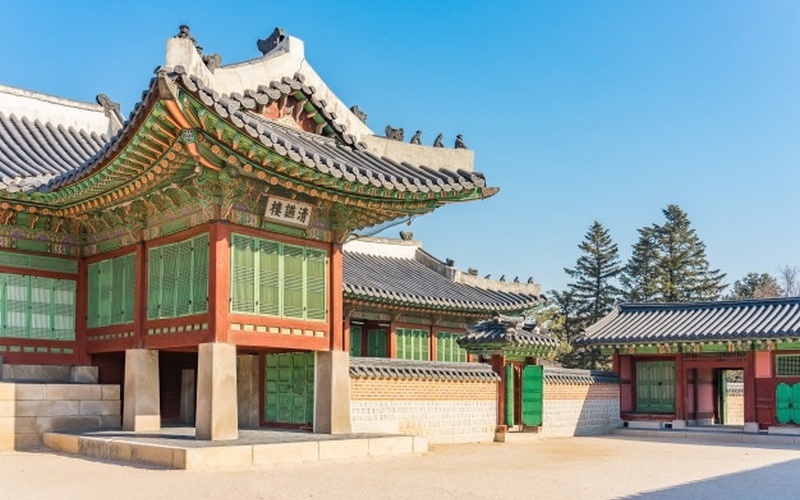 traditional-korean-architecture-at-gyeongbokgung-palace-in-seoul-south-korea_29285-1989.jpg