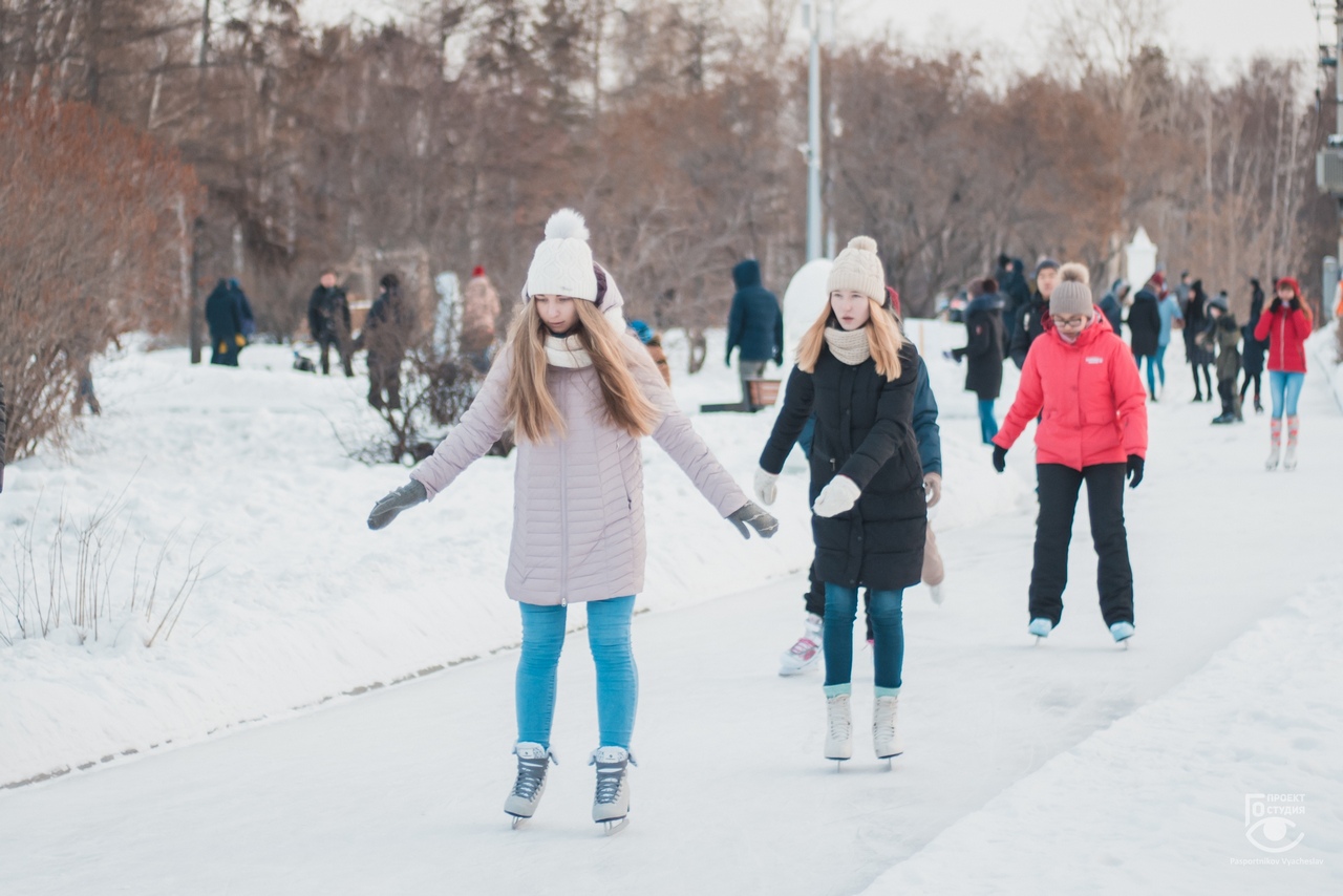 Каток иркутск. Студенты кататься на коньках. День студента Иркутск каток. Катание на коньках Иркутск. Студенты катание на коньках.
